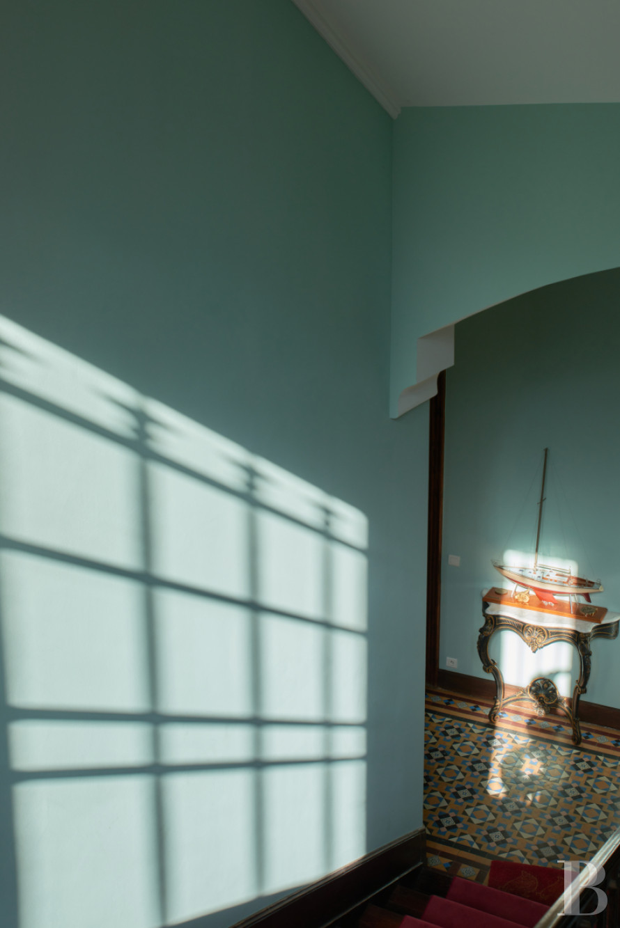 Dans le Var, sur la commune de Sainte-Maxime, une villa d’inspiration italienne dominant l’horizon jusqu’à la mer - photo  n°31